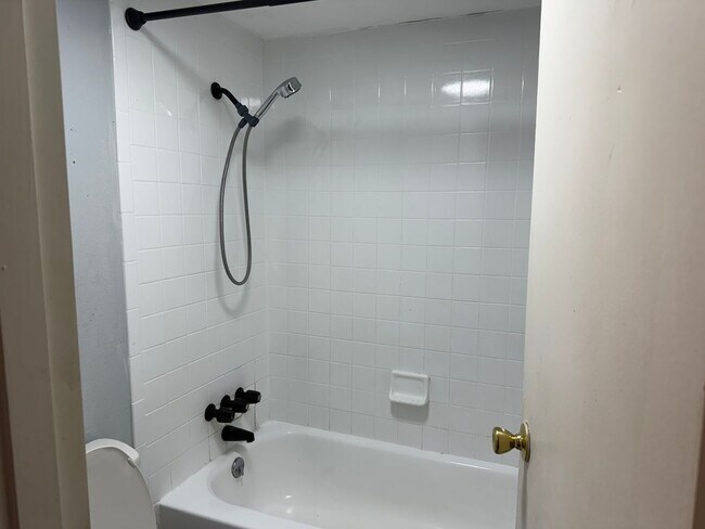 Building Photo - * MOVE IN SPECIAL * 1/2 OFF 2ND MONTH'S RENT!! Spacious 876 SF Unit - 2 bd / 1 ba near UF - Brand...