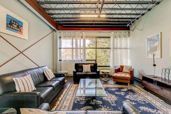 Building Photo - 1006 Houston St