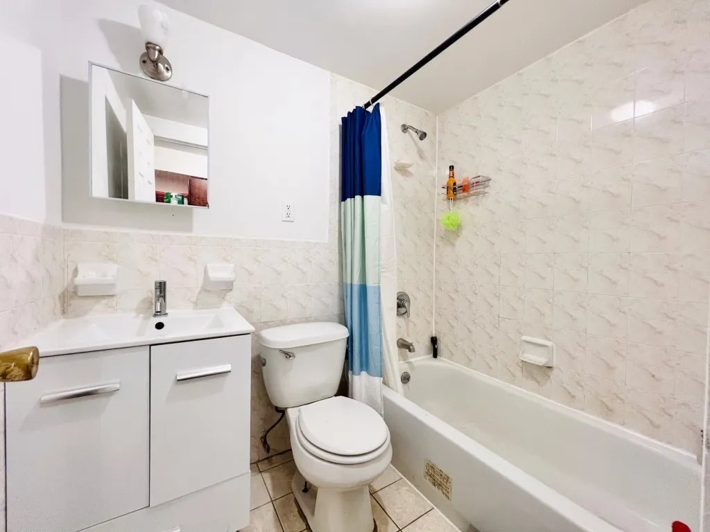 Building Photo - Furnished room/NOT APARTMENT