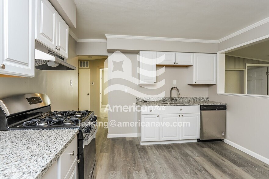 Building Photo - 9765 Dennis Dr
