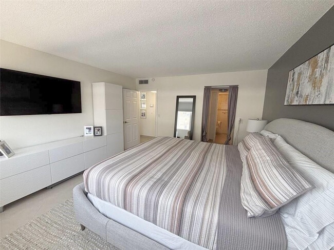 Building Photo - 3140 S Ocean Dr