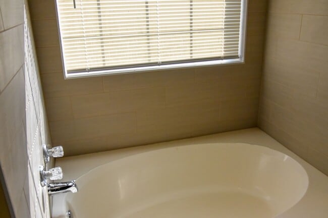 Building Photo - Great 3 Bedroom 2 Bath Roanoke