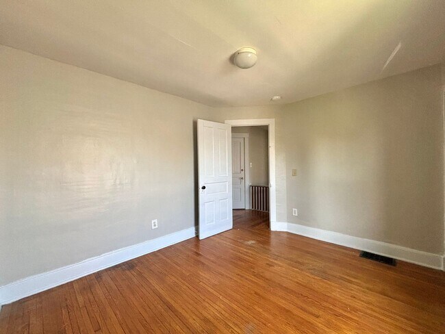 Building Photo - 904 S Burdick St