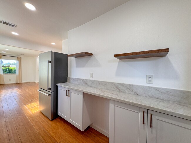 Building Photo - 958 Camulos St