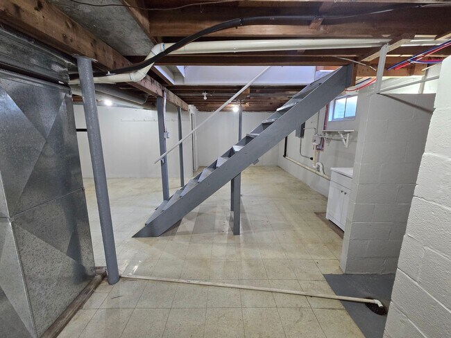 Building Photo - 3-4 bedroom ranch with attached garage, fe...