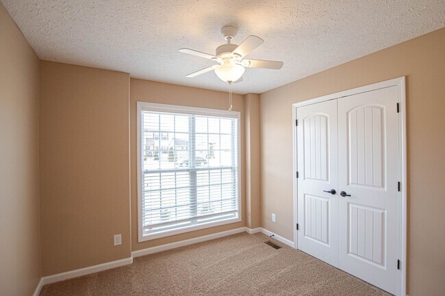 Building Photo - Pet Friendly Three Bedroom with Bonus!