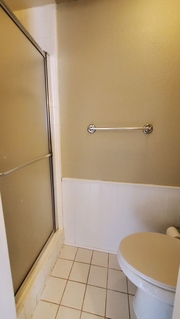 Building Photo - (2) Bed/2.5 (Bath)Townhome! Pool Access!