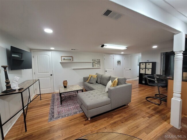 Building Photo - 2137 Madison Ave