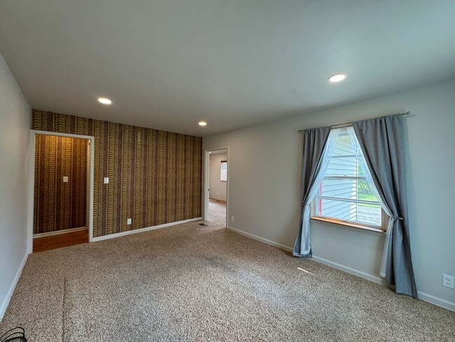 Building Photo - COMING SOON!!  3 Bedroom, 1 Bath Home Available Now!