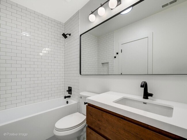 Building Photo - 842 N Wolcott Ave