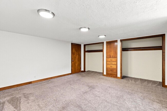 Building Photo - 650 Canyon Rd