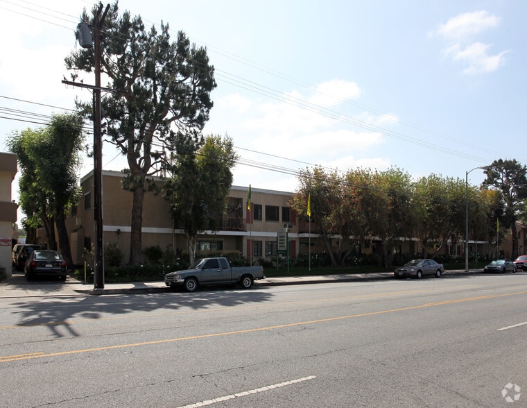 Executive House Apartments in Lake Balboa - Executive House Apartments