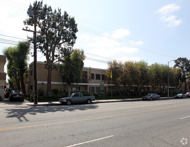 Executive House Apartments in Lake Balboa - Executive House Apartments