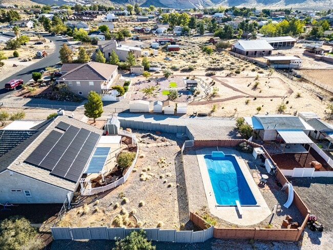 Building Photo - Horse Property!  Private Pool!  Land!