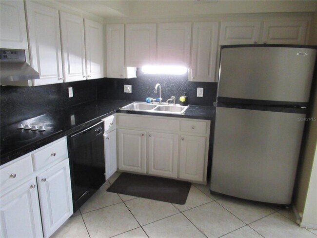 Building Photo - 2402 Ecuadorian Way