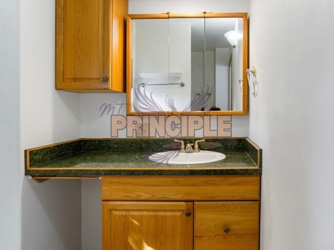 Building Photo - Charming Bungalow Downtown