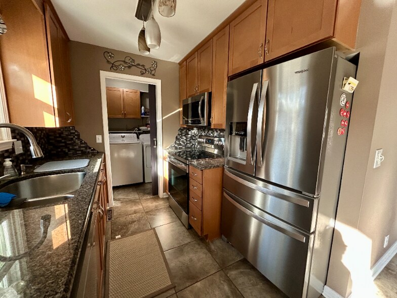 Building Photo - 832 Ember Lake Dr