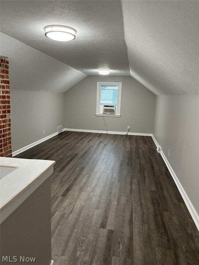 Building Photo - 517 Evans Ave