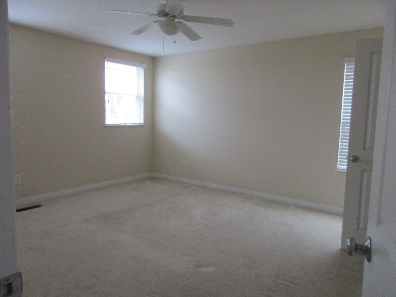 Building Photo - 784 Sanville Dr