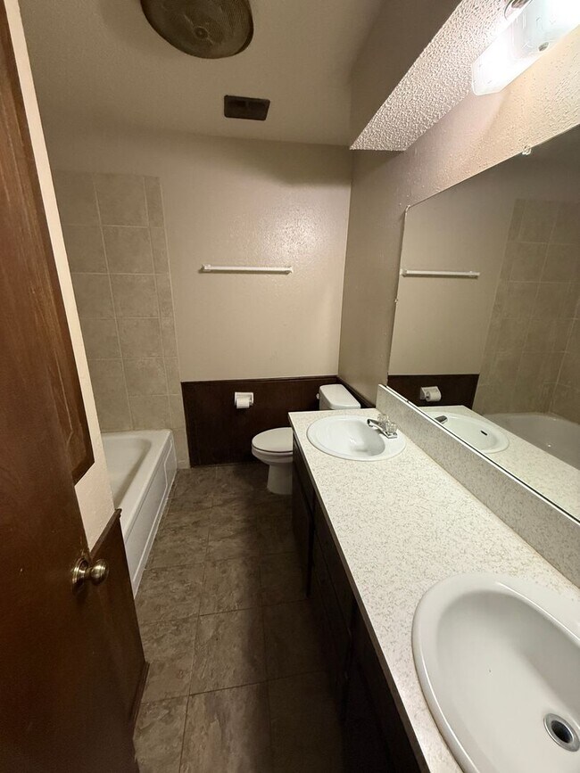 Building Photo - 704 Ashley Dr