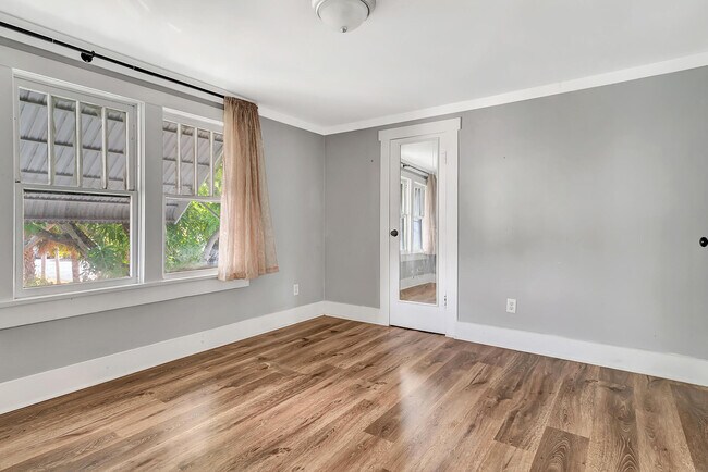 Building Photo - 515 46th St