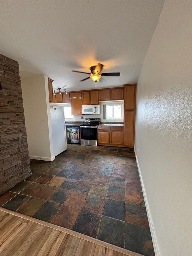 Building Photo - Spacious 2 Bedroom, 1.5 Bath Two-Story Townhome in Clairemont