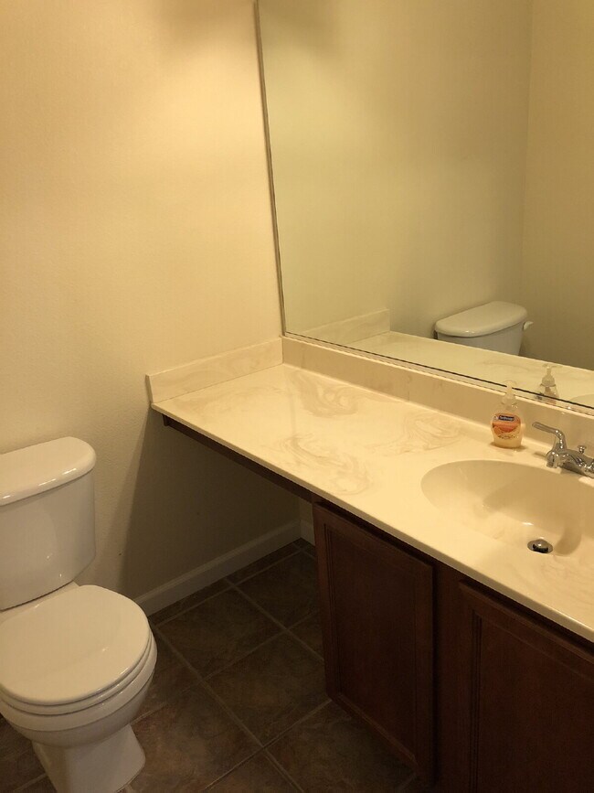 Building Photo - Cute 2 Bedroom 2.5 Bathroom Townhome Close to UNR!