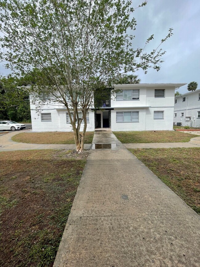 Building Photo - Renovated Spacious 2/2~w/All-in One Washer/Dryer & New AC~Deland