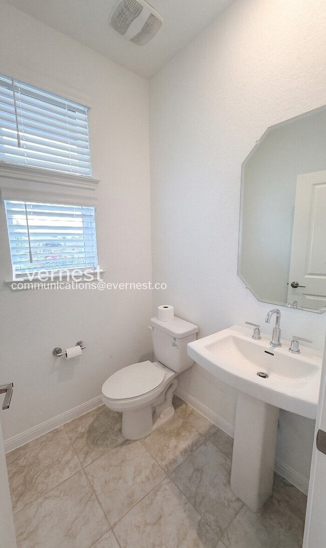 Building Photo - Modern Comfort & Texas Charm Await with Garage / 3 Beds & 1 bath / Available Now!