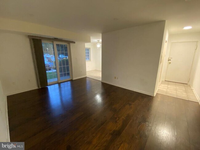 Building Photo - 1531 Colonial Dr