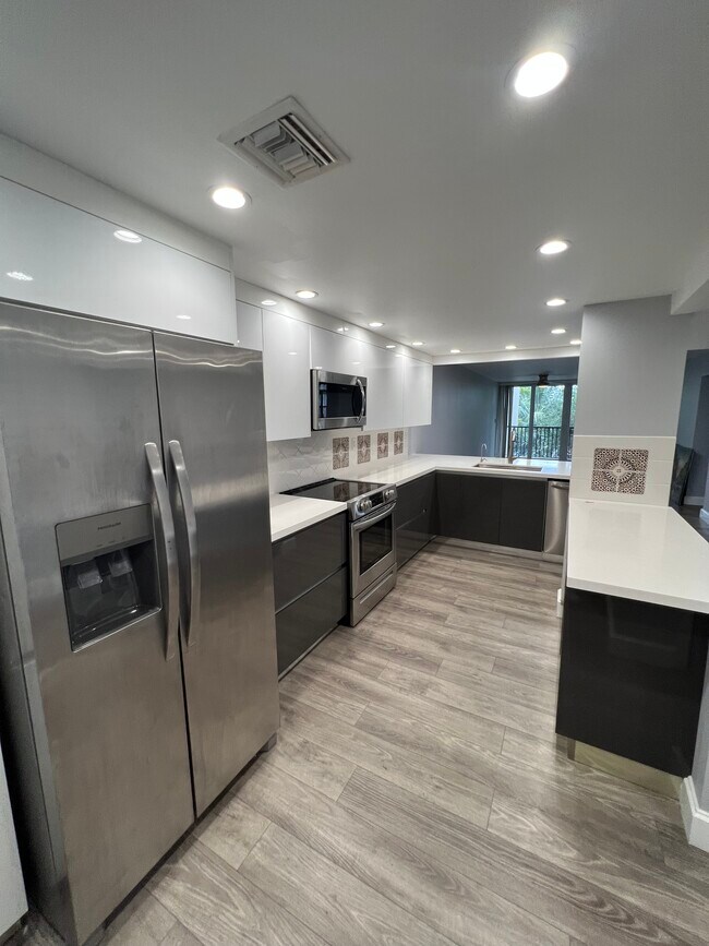 Building Photo - 7 Royal Palm Way