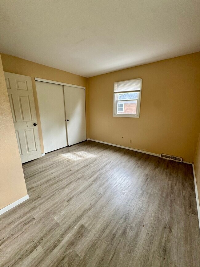 Building Photo - 629 W 64th St