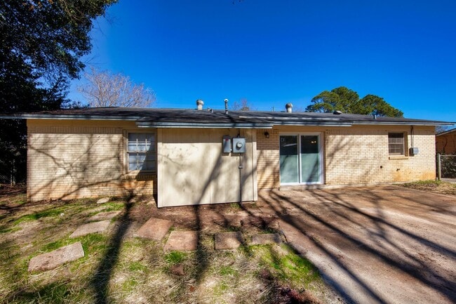 Building Photo - ** 3 bed 2 bath located in Dalraida ** Cal...