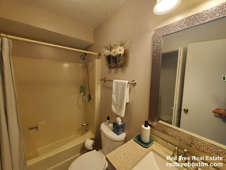 Building Photo - 1400 Lagrange St