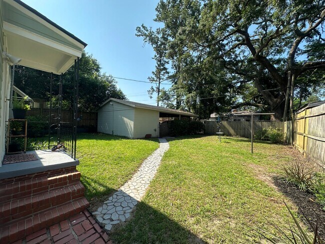 Building Photo - 3 BED | 1 BATH | SPACIOUS GATED BACKYARD |...