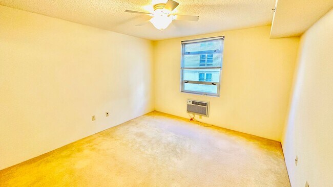 Building Photo - Diamond in the rough 1 bedroom with den in Honolulu!