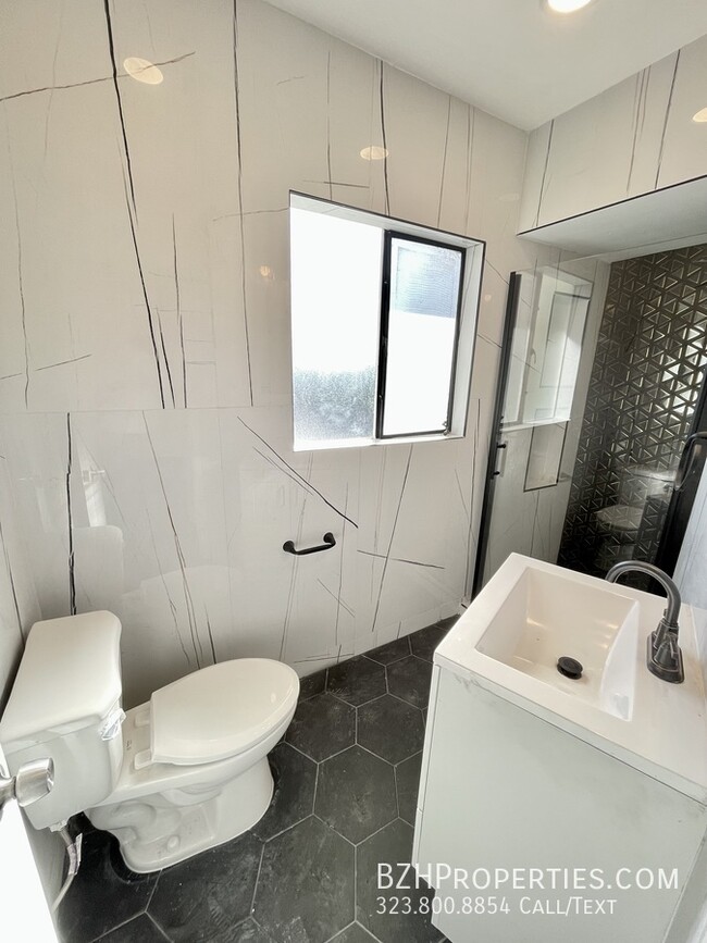 Building Photo - Newly Renovated Modern 2 Bedroom 2 Bathroo...