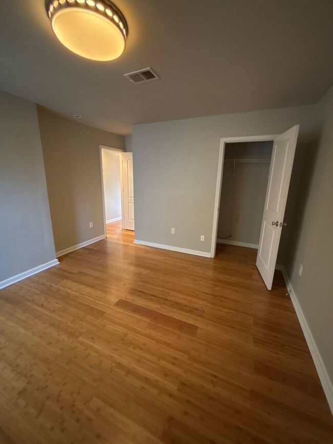 Building Photo - 606 N Upper St