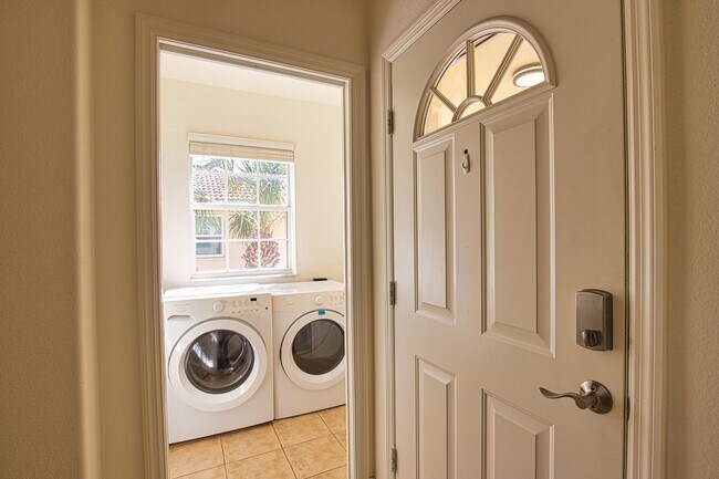 Building Photo - Annual Unfurnished 2 Bedroom 2 Bathroom Second Floor Condo in Casa Del Lago!