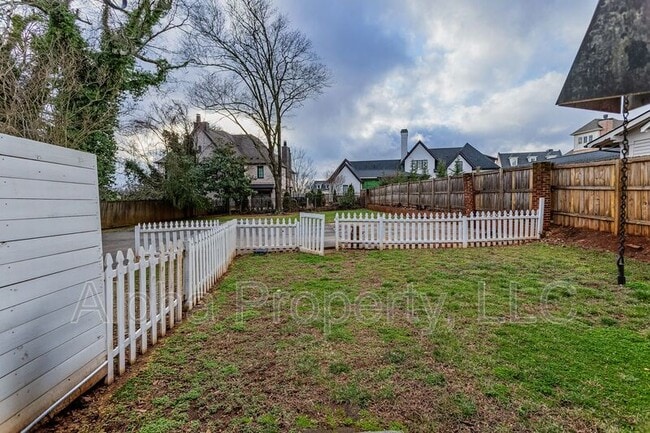 Building Photo - 710 Augusta St