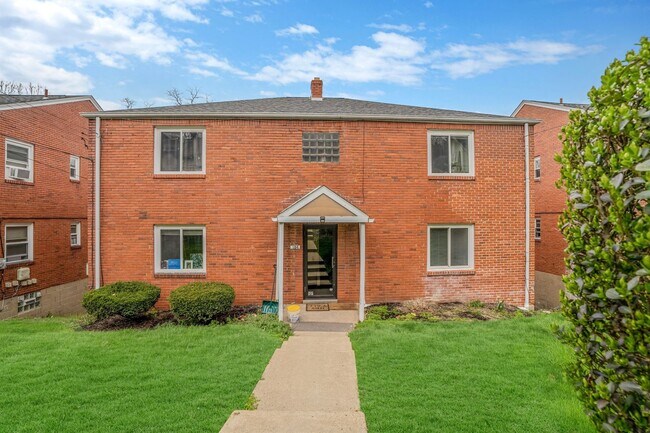 Primary Photo - Spacious 1 Bedroom Apartment with Garage S...