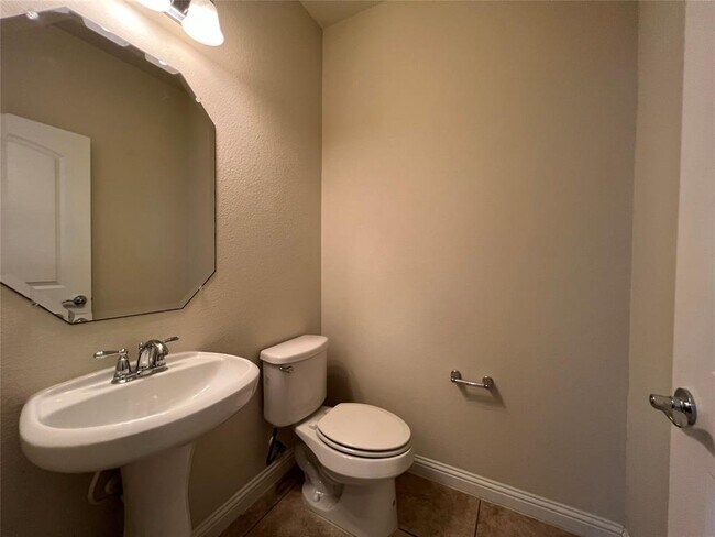 Building Photo - 1325 Meadowsouth Ln