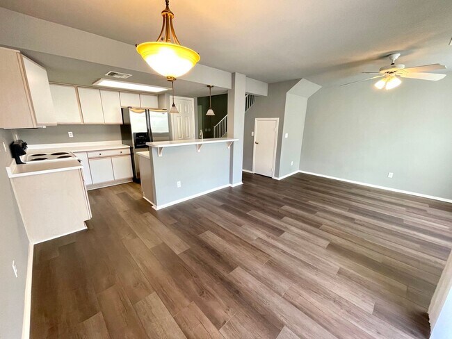 Building Photo - Nice 3 bedroom, 2.5 bathroom home in quiet neighborhood