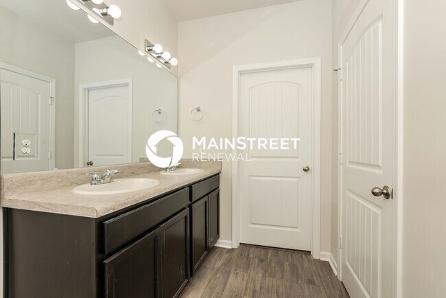 Building Photo - 4 Bedroom Pet-Friendly Home in LEBANON, TN with Main Street Renewal
