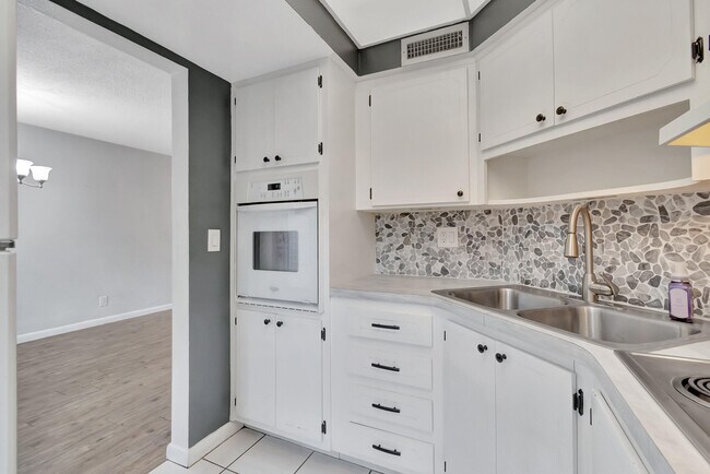 Building Photo - 2161 NE 42nd Ct