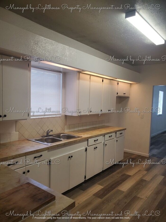 Building Photo - 2 Bedroom / 2 Bathroom Home in Historic Springfield ? Huge Fenced Yard