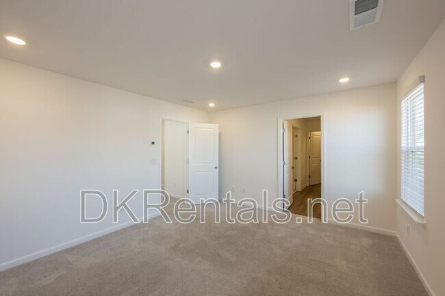 Building Photo - 724 Warm Rays Wy