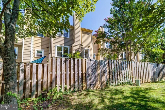 Building Photo - 8 Carriage House Cir