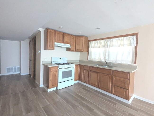 Building Photo - 5802 S Archer Ave
