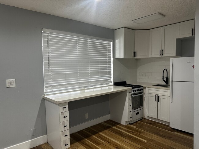 Building Photo - 804 Middle St